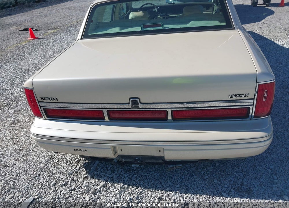 1997 LINCOLN TOWN CAR SIGNATURE VIN: 1LNLM82W3VY680840