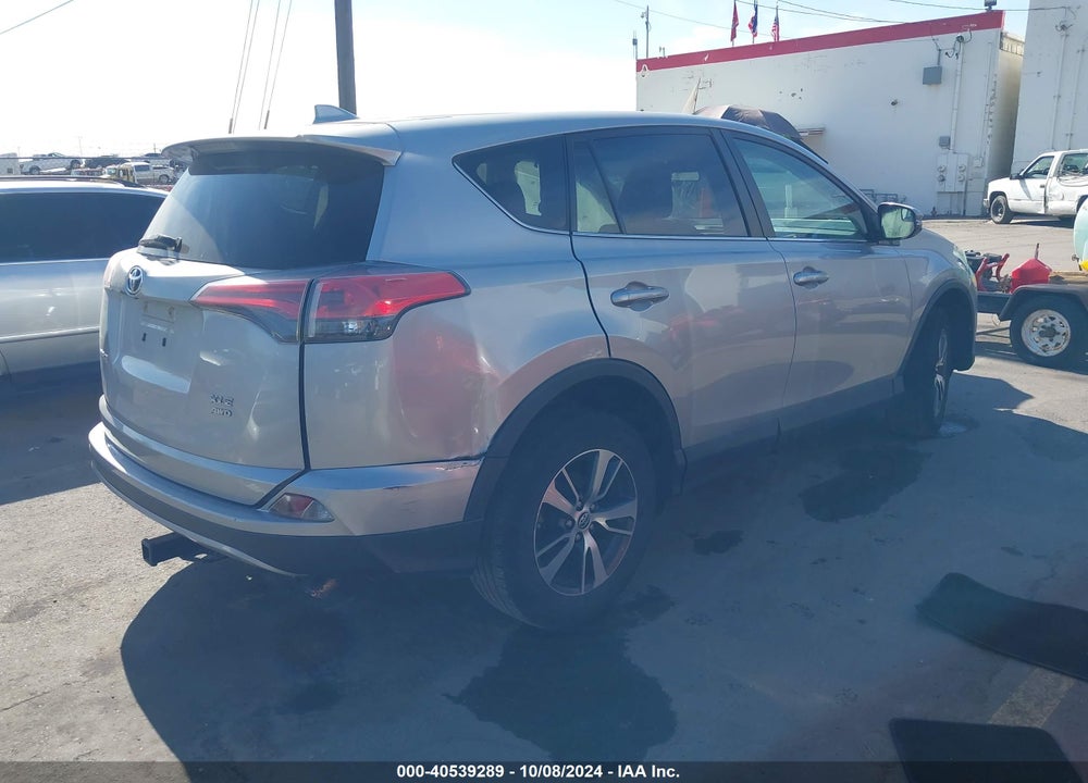 2018 TOYOTA RAV4 XLE VIN: 2T3RFREV8JW807989