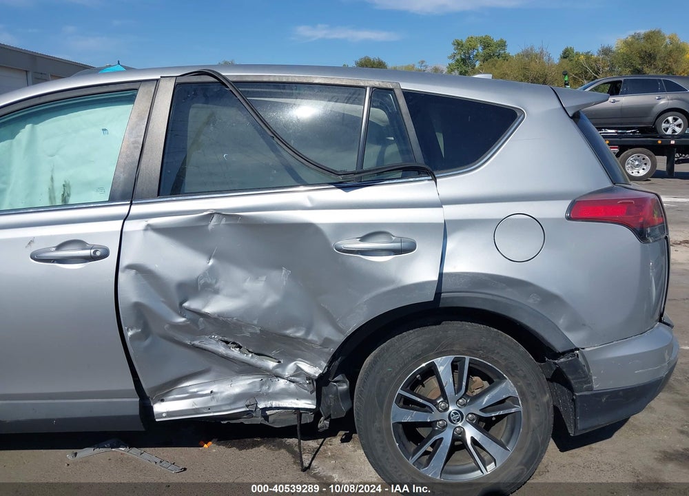2018 TOYOTA RAV4 XLE VIN: 2T3RFREV8JW807989
