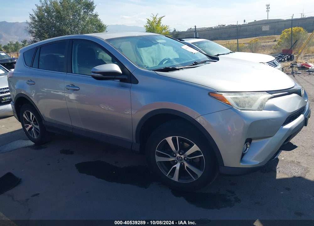 2018 TOYOTA RAV4 XLE VIN: 2T3RFREV8JW807989