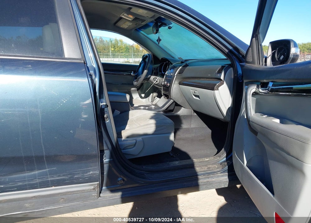 2011 KIA SORENTO LX VIN: 5XYKTCA10BG073472