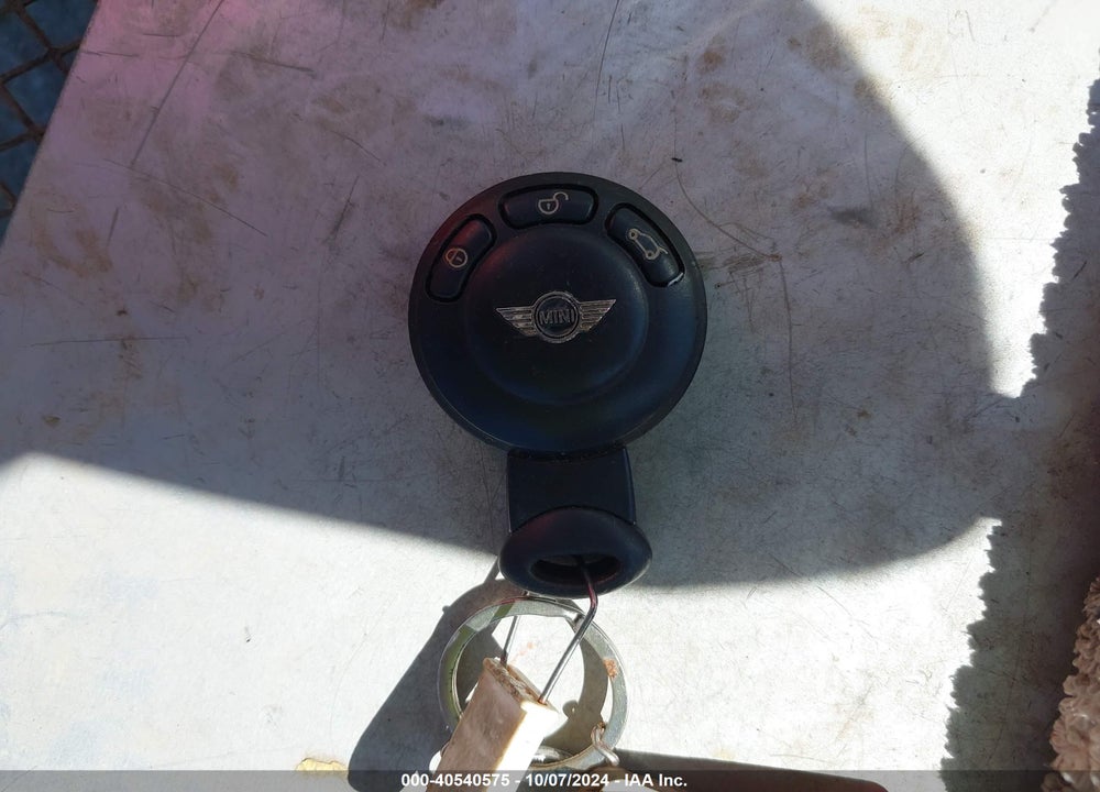 2010 MINI COOPER S VIN: WMWMS3C51ATY51029