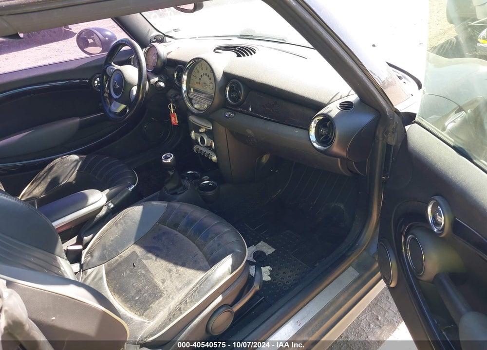 2010 MINI COOPER S VIN: WMWMS3C51ATY51029