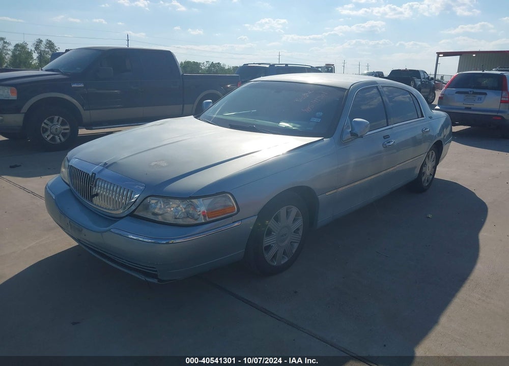 2005 LINCOLN TOWN CAR SIGNATURE LIMITED VIN: 1LNHM82WX5Y624027