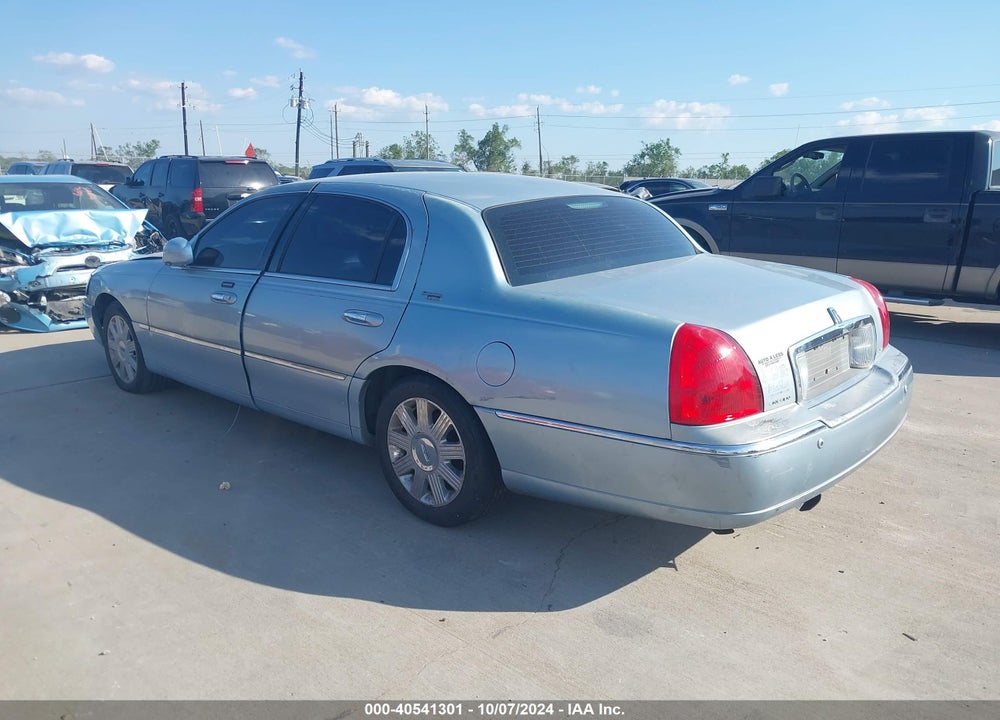 2005 LINCOLN TOWN CAR SIGNATURE LIMITED VIN: 1LNHM82WX5Y624027