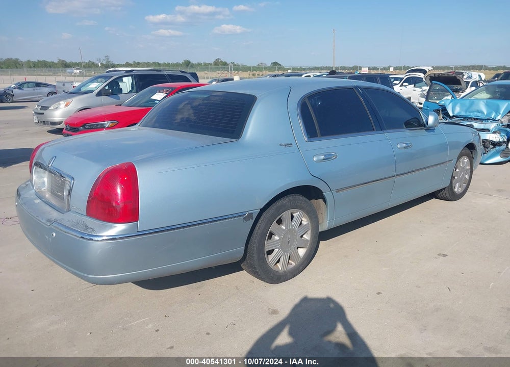 2005 LINCOLN TOWN CAR SIGNATURE LIMITED VIN: 1LNHM82WX5Y624027