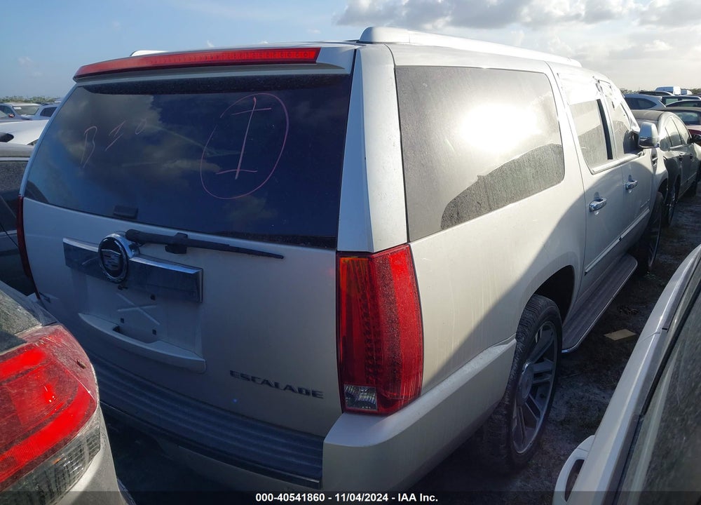 2011 CADILLAC ESCALADE ESV LUXURY VIN: 1GYS4HEF7BR215411