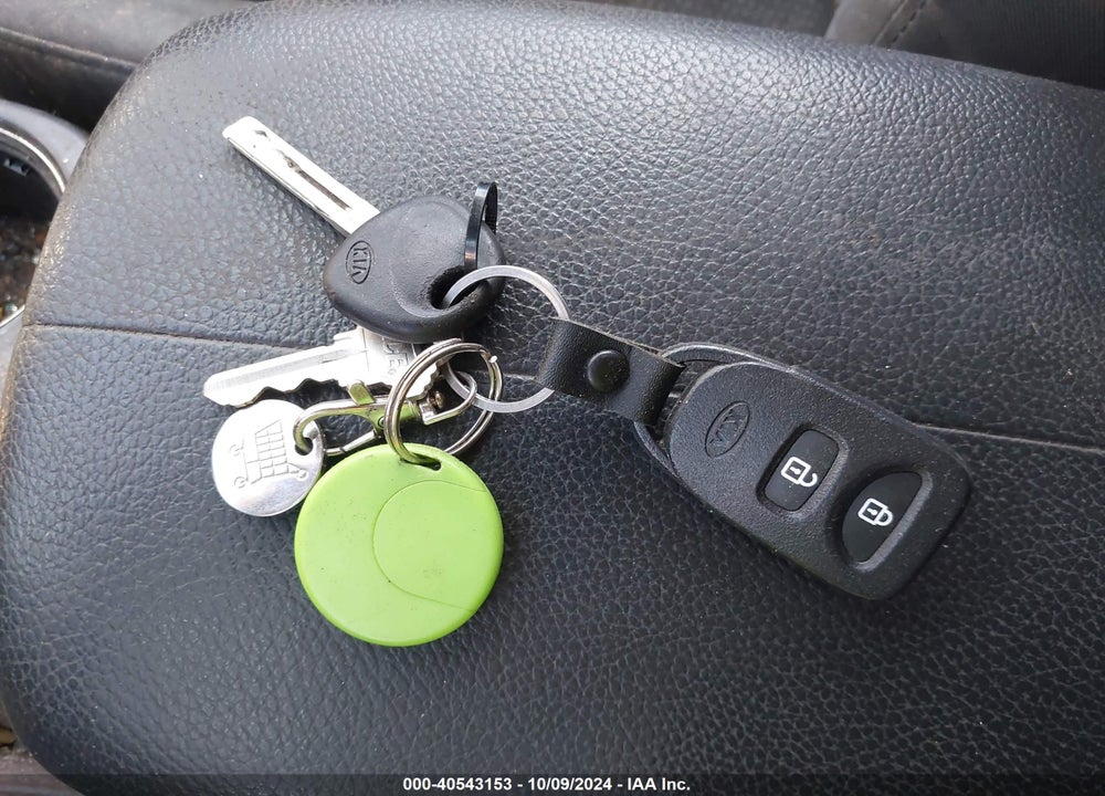 2013 KIA SORENTO LX VIN: 5XYKT3A10DG390462