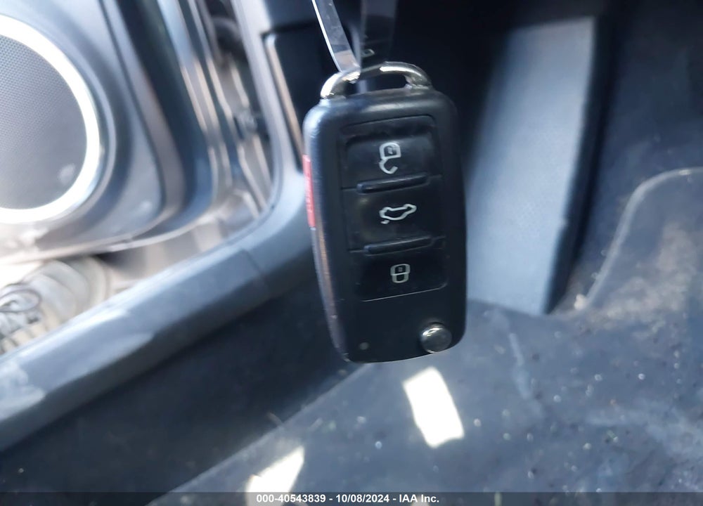 2015 VOLKSWAGEN BEETLE VIN: 3VW517ATXFM811375