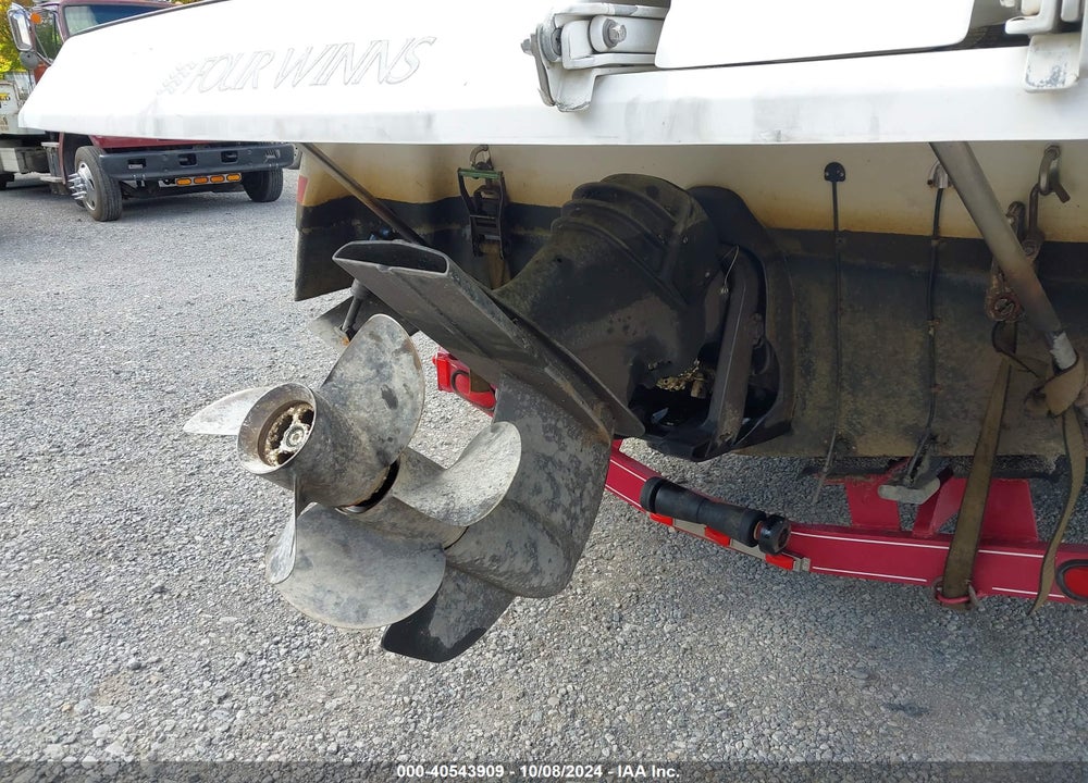 2005 FOUR WINNS BOAT AND TRAILER VIN: GFNCC107L405
