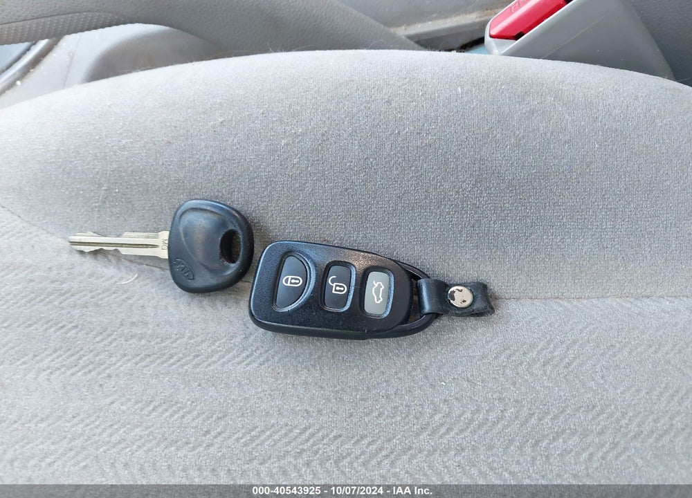 2009 KIA OPTIMA VIN: KNAGE228595300189