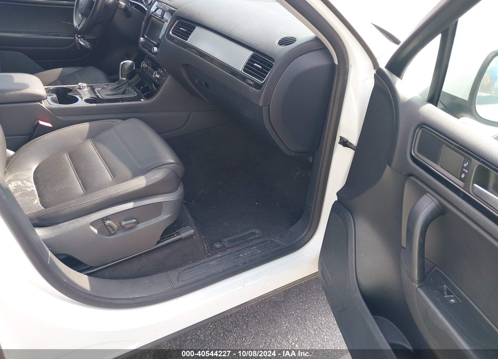 2014 VOLKSWAGEN TOUAREG 3.6L SPORT VIN: WVGEF9BP3ED005630