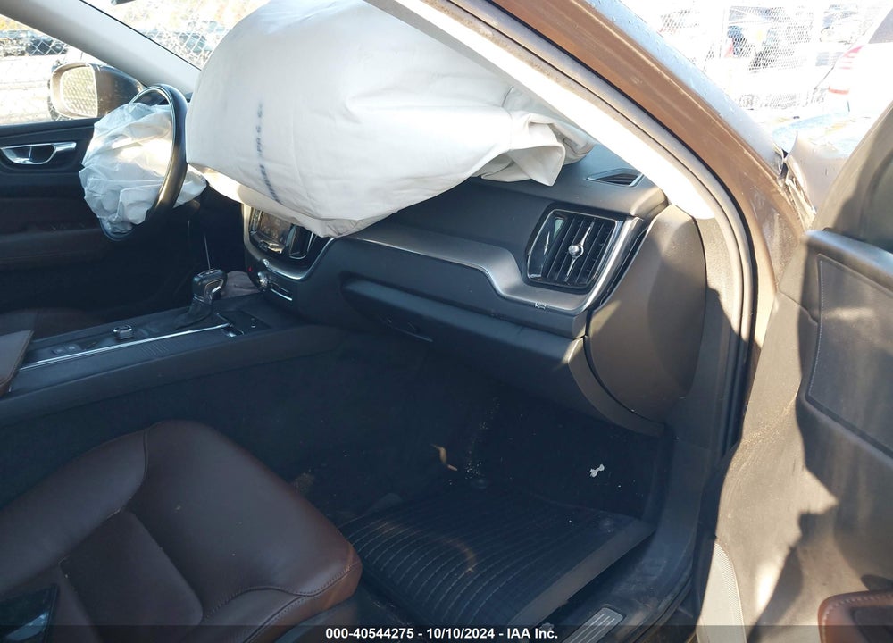 2018 VOLVO XC60 T5 MOMENTUM VIN: YV4102RK4J1021009