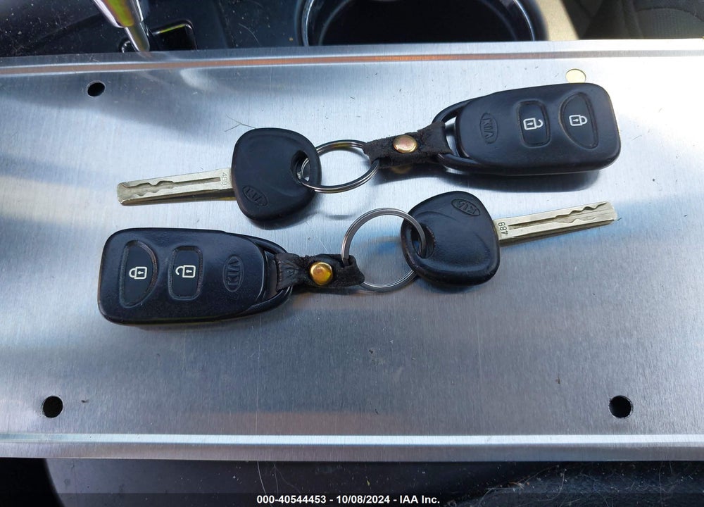 2011 KIA SORENTO LX VIN: 5XYKTCA16BG072584