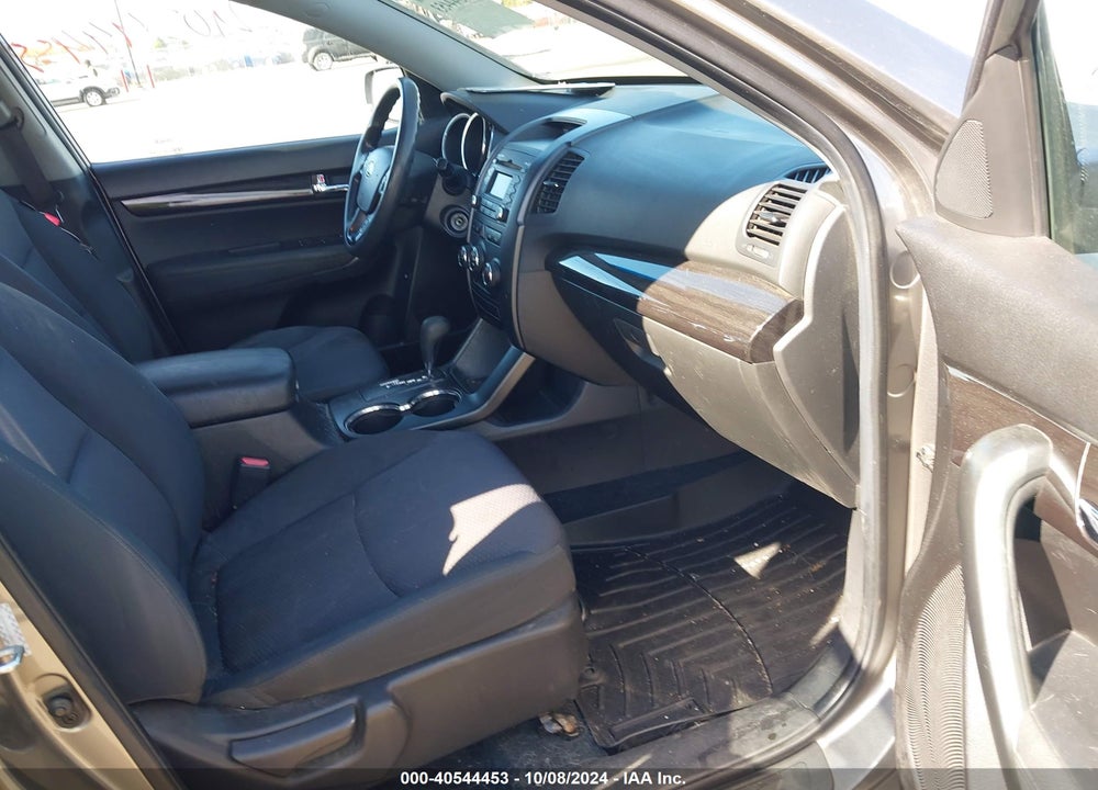 2011 KIA SORENTO LX VIN: 5XYKTCA16BG072584