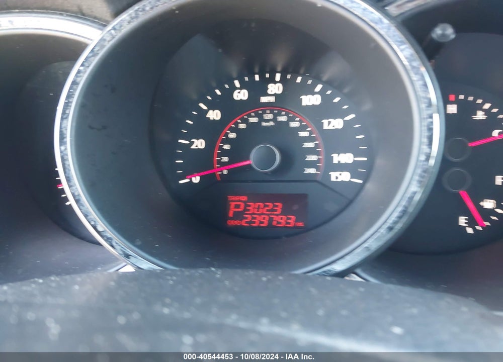 2011 KIA SORENTO LX VIN: 5XYKTCA16BG072584