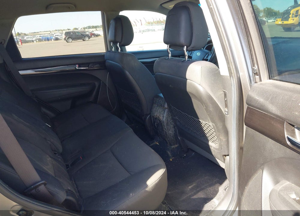 2011 KIA SORENTO LX VIN: 5XYKTCA16BG072584
