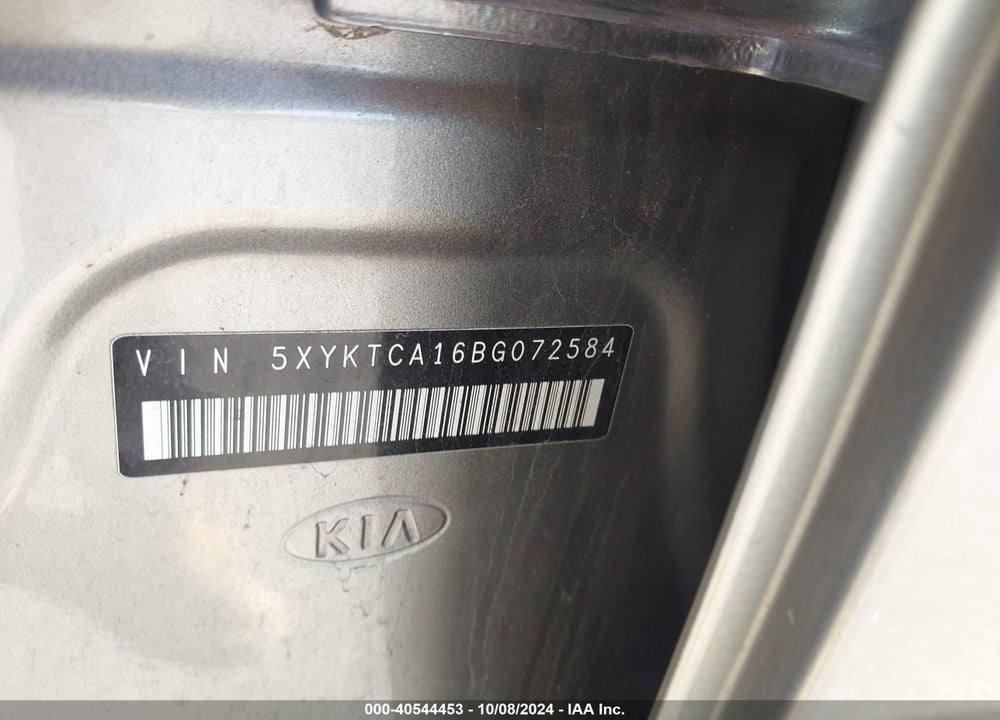 2011 KIA SORENTO LX VIN: 5XYKTCA16BG072584