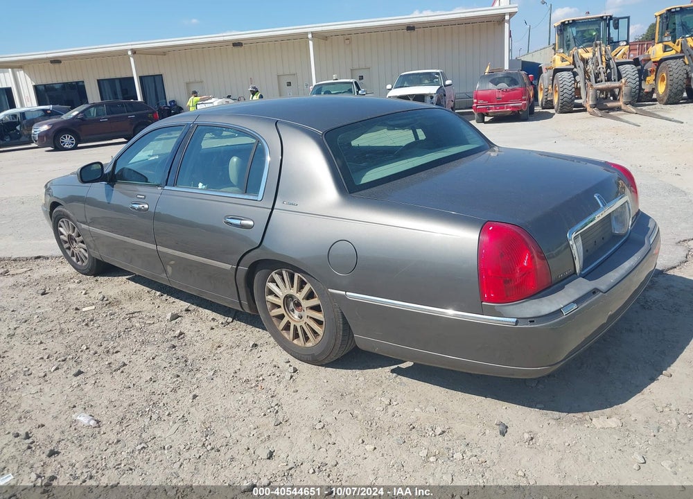 2003 LINCOLN TOWN CAR EXECUTIVE VIN: 1LNHM81W03Y646231