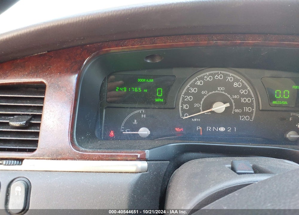 2003 LINCOLN TOWN CAR EXECUTIVE VIN: 1LNHM81W03Y646231