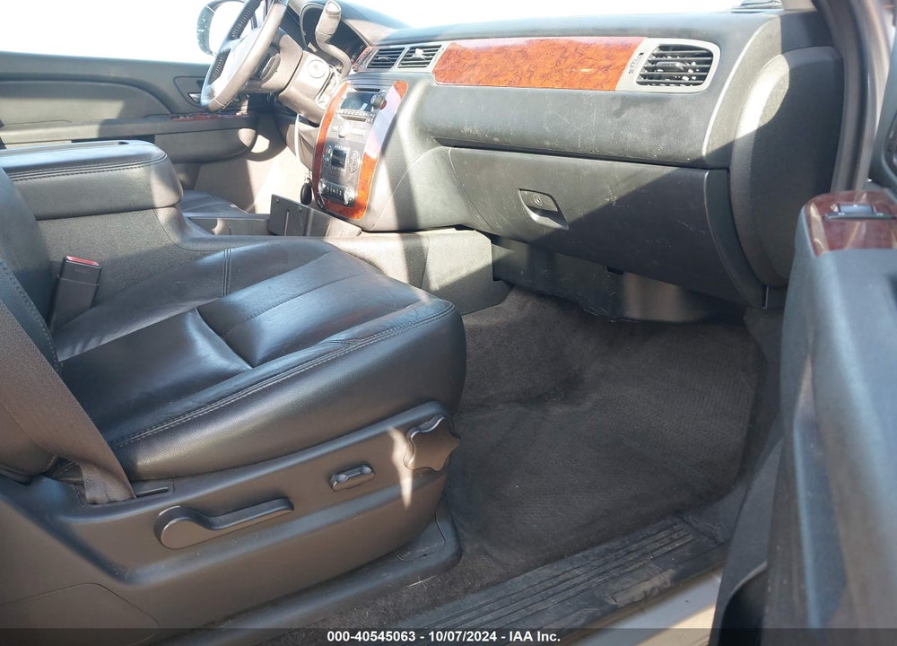 2014 CHEVROLET SUBURBAN 1500 LT VIN: 1GNSKJE75ER188832