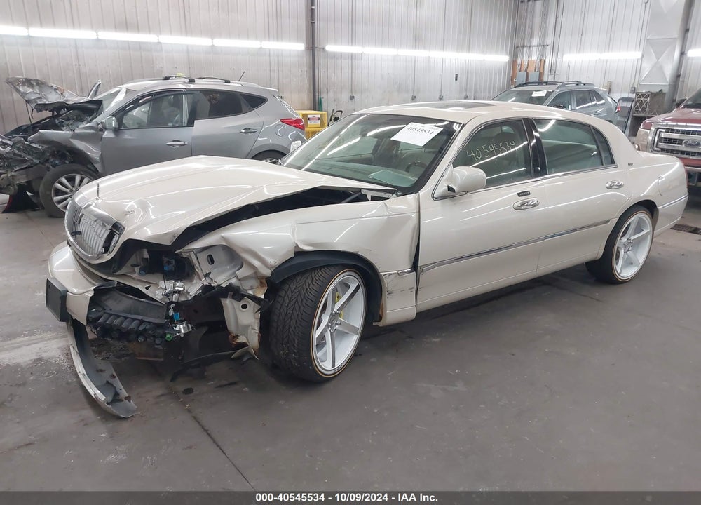 2003 LINCOLN TOWN CAR CARTIER VIN: 1LNHM83W53Y660560
