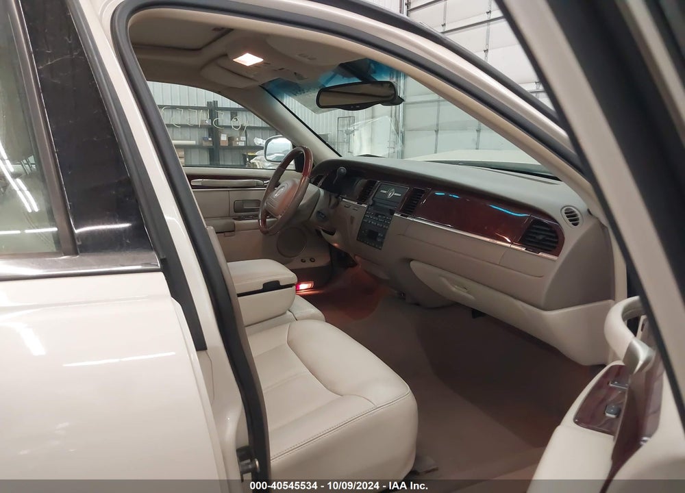 2003 LINCOLN TOWN CAR CARTIER VIN: 1LNHM83W53Y660560
