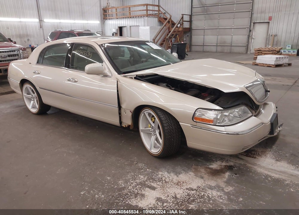 2003 LINCOLN TOWN CAR CARTIER VIN: 1LNHM83W53Y660560