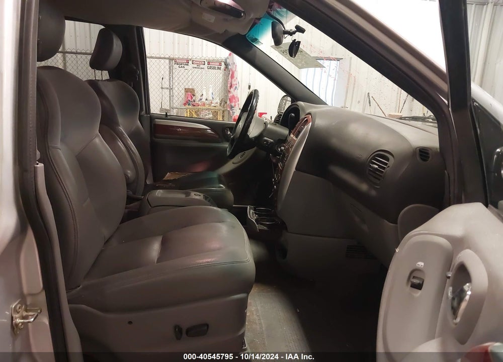 2005 CHRYSLER TOWN & COUNTRY LIMITED VIN: 2C8GP64L95R164361