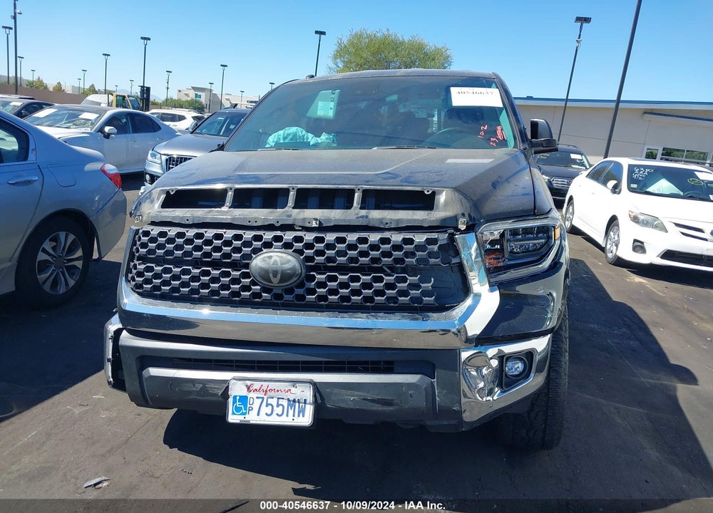 2018 TOYOTA TUNDRA SR5 5.7L V8 VIN: 5TFUY5F18JX700736