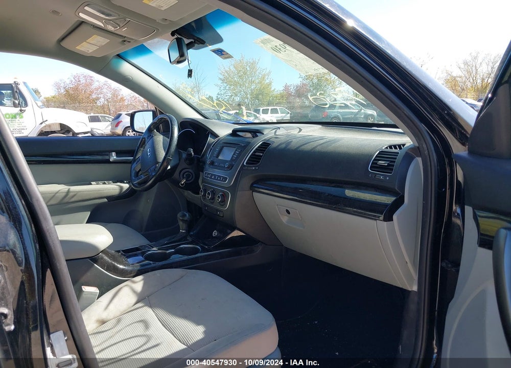 2014 KIA SORENTO LX VIN: 5XYKT4A65EG517161