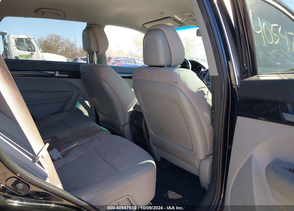 2014 KIA SORENTO LX VIN: 5XYKT4A65EG517161