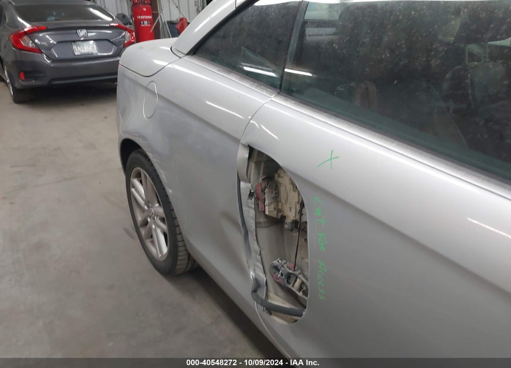 2011 VOLKSWAGEN EOS LUX VIN: WVWFW7AH5BV003536