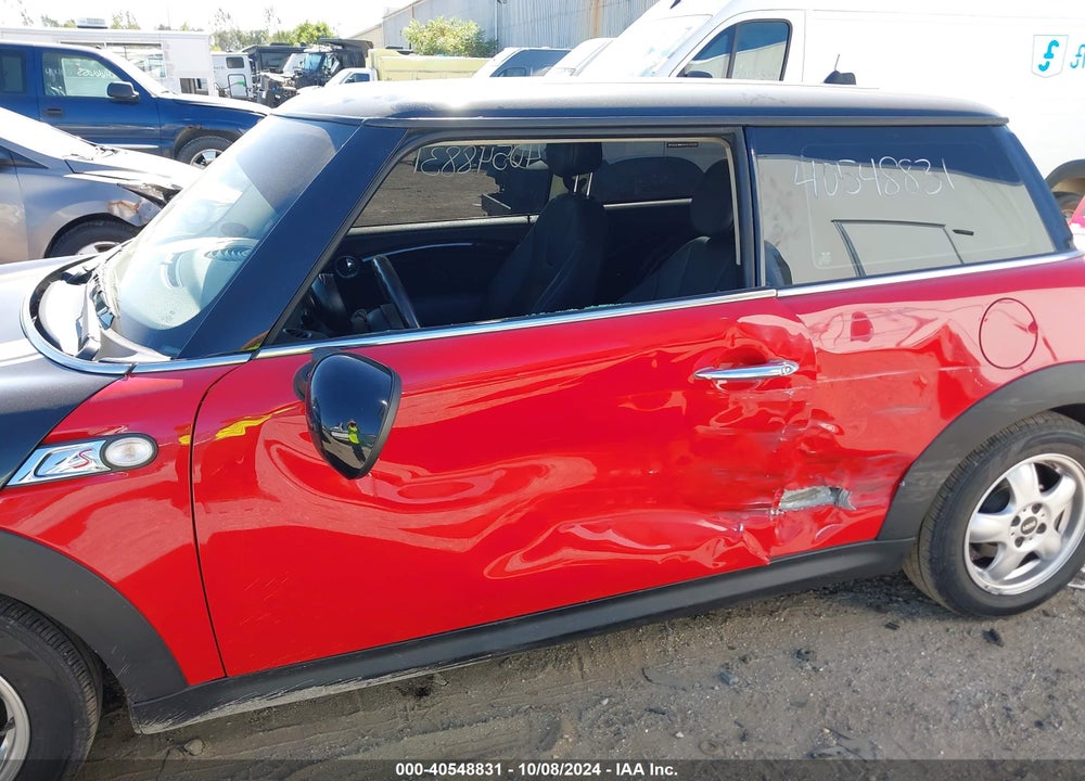 2011 MINI COOPER VIN: WMWSU3C53BT183947
