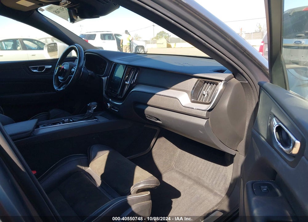 2018 VOLVO XC60 T5 R-DESIGN VIN: LYV102RM2JB118125