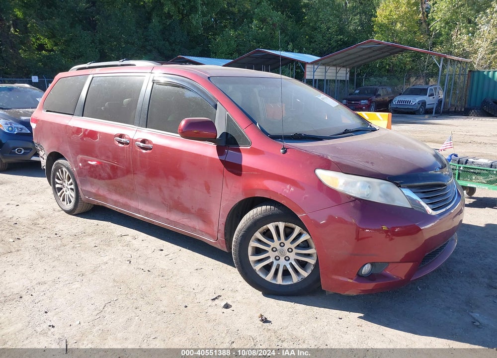 2013 TOYOTA SIENNA XLE V6 8 PASSENGER VIN: 5TDYK3DC7DS386244