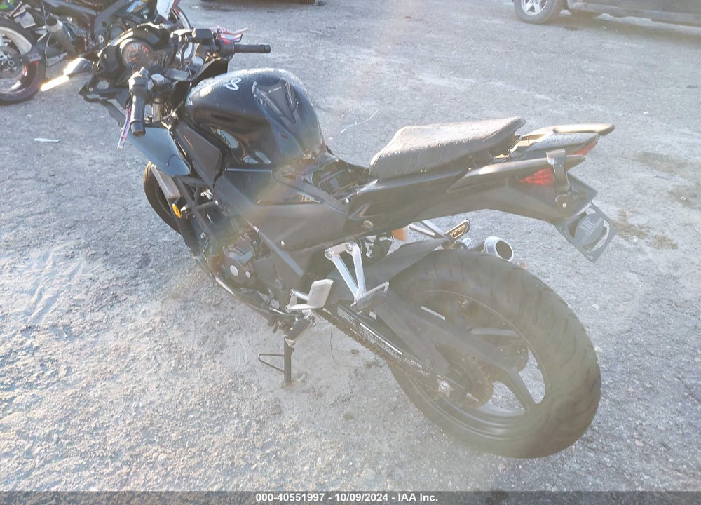 2015 HONDA CBR300 R VIN: MLHNC5106F5101772
