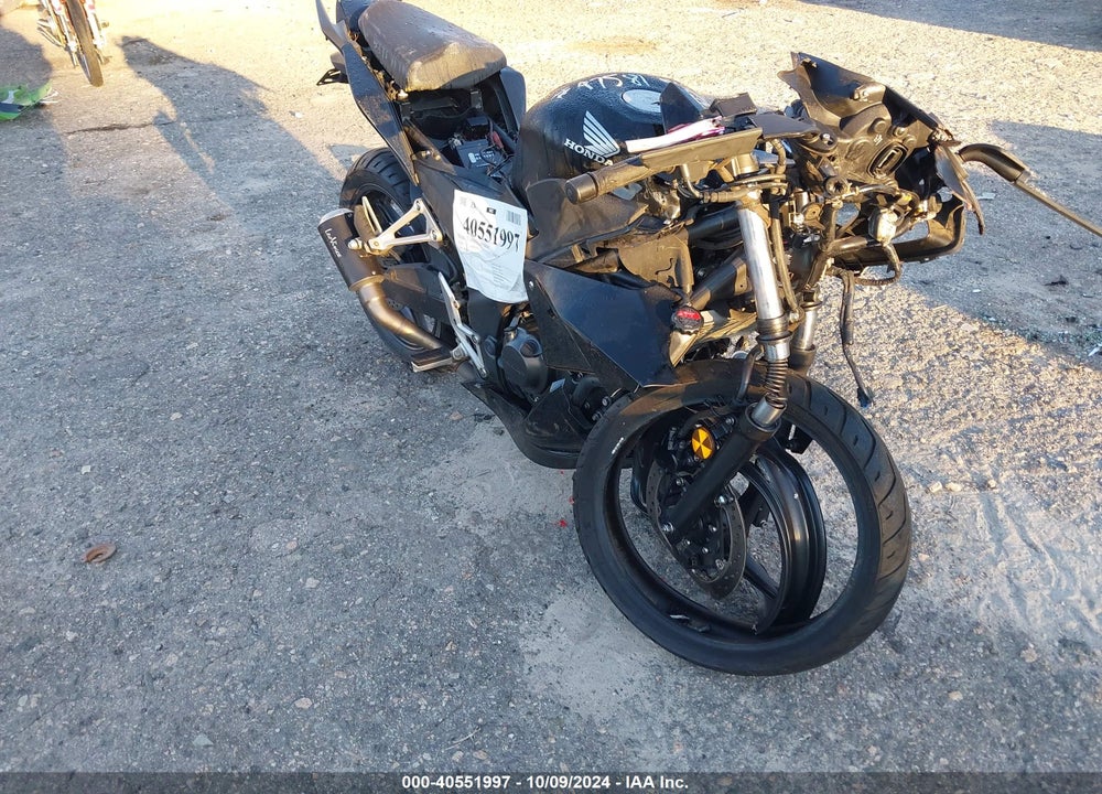 2015 HONDA CBR300 R VIN: MLHNC5106F5101772