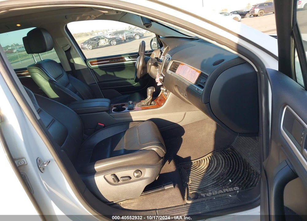 2013 VOLKSWAGEN TOUAREG TDI LUX VIN: WVGEP9BPXDD011033
