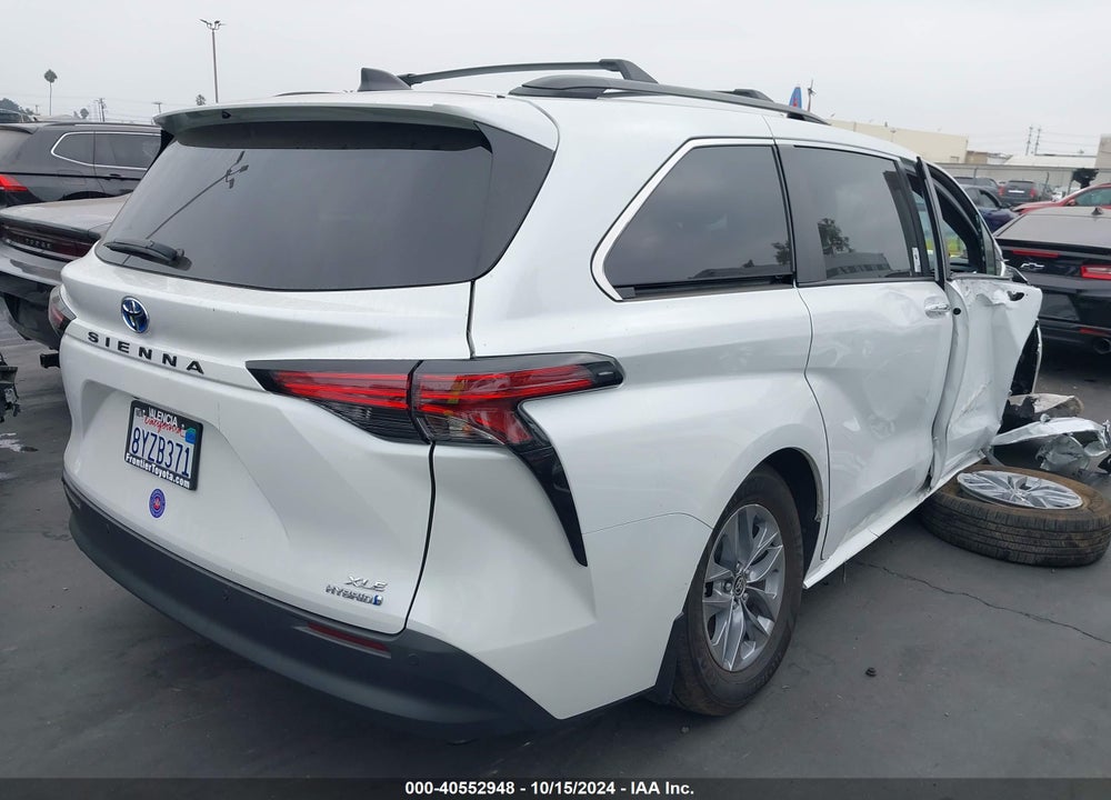 2022 TOYOTA SIENNA XLE VIN: 5TDYRKEC1NS083367