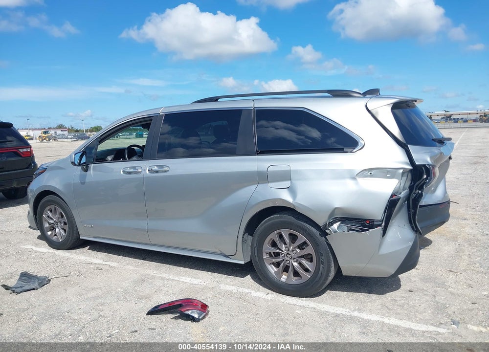 2021 TOYOTA SIENNA XLE VIN: 5TDJRKEC9MS027015