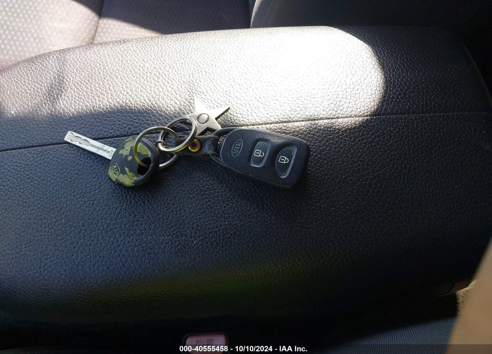 2011 KIA SORENTO LX VIN: 5XYKTCA1XBG179055