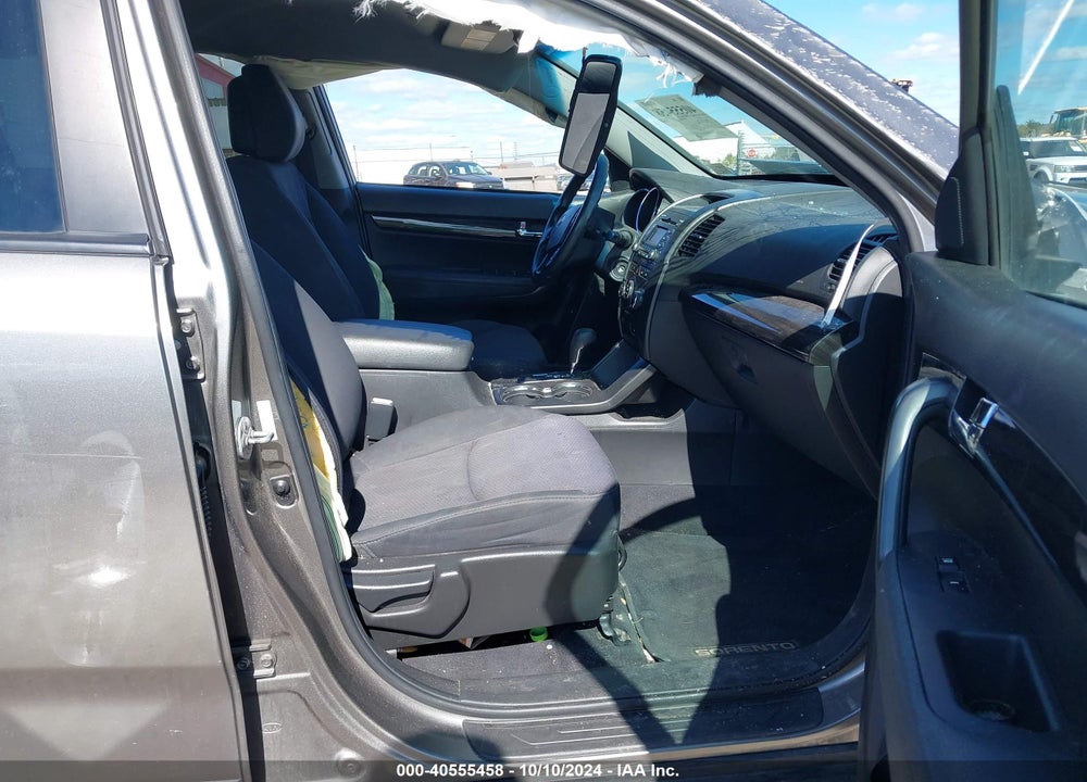 2011 KIA SORENTO LX VIN: 5XYKTCA1XBG179055