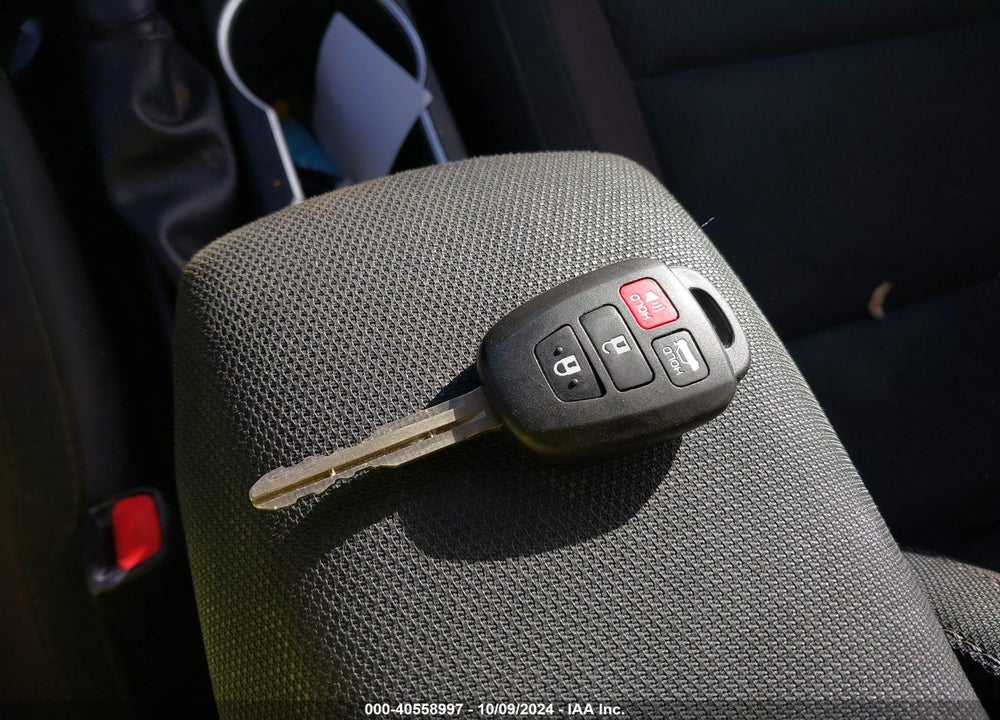 2018 TOYOTA COROLLA LE VIN: 2T1BURHE1JC085732