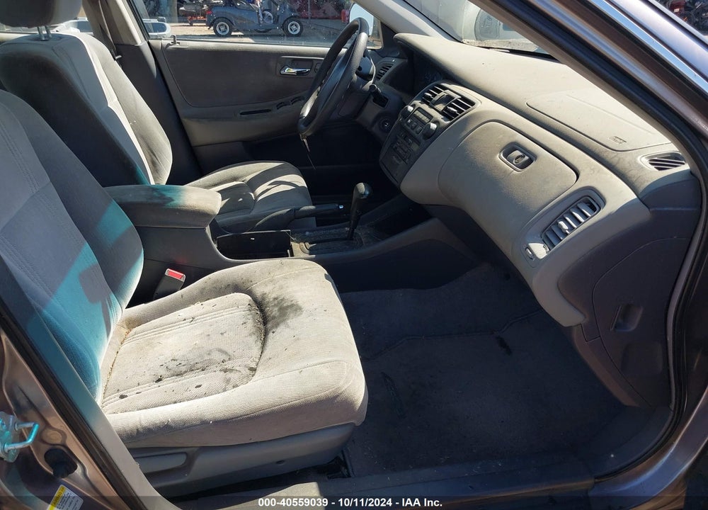 2000 HONDA ACCORD 3.0 LX VIN: 1HGCG1647YA035800