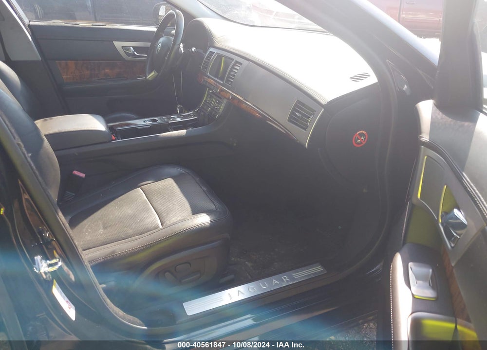 2011 JAGUAR XF PREMIUM VIN: SAJWA0GBXBLR85683