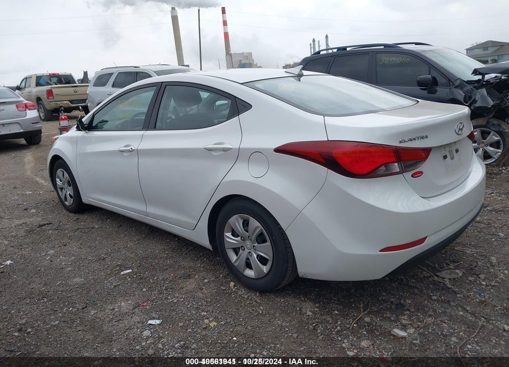 2016 HYUNDAI ELANTRA VIN: 5NPDH4AE3GH792198