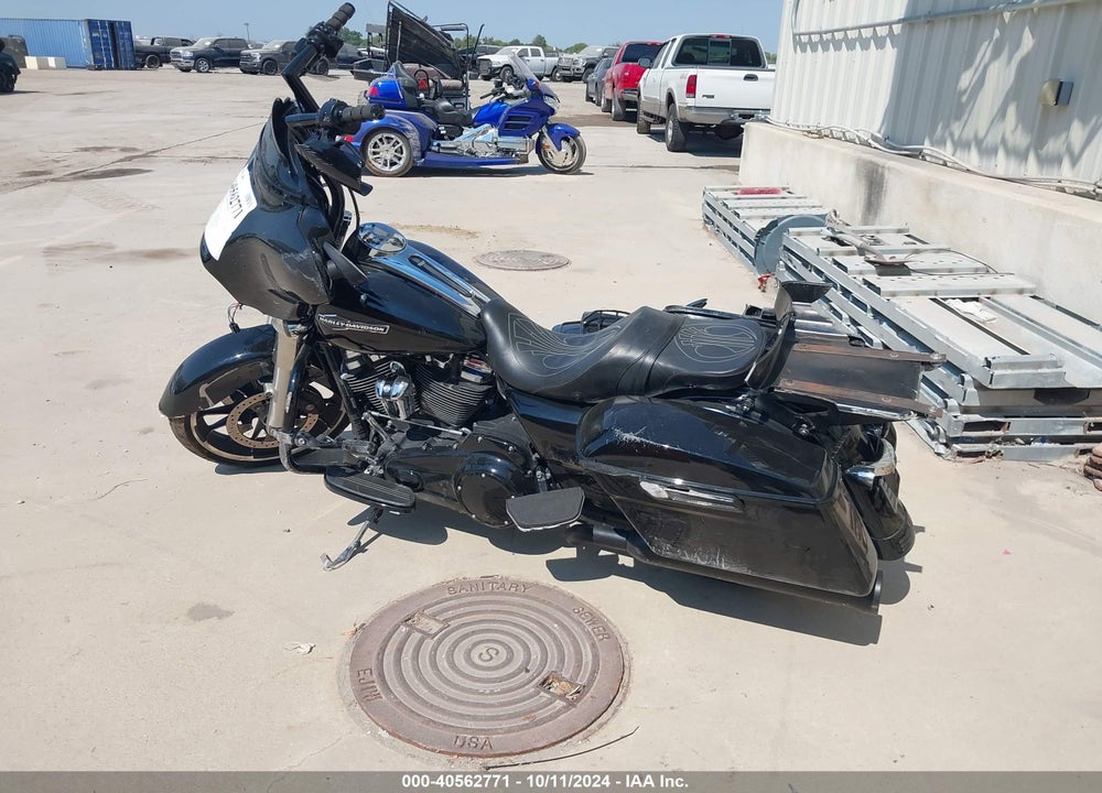 2022 HARLEY-DAVIDSON FLHX VIN: 1HD1KBC18NB640076