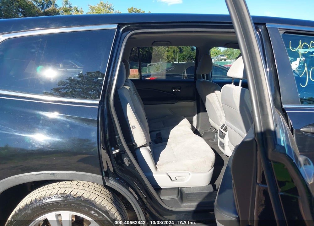 2017 HONDA PILOT LX VIN: 5FNYF6H16HB015195