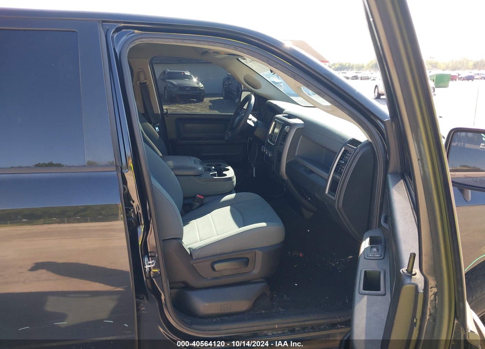 2019 RAM 1500 CLASSIC EXPRESS  4X2 6'4 BOX VIN: 1C6RR6FG0KS555601
